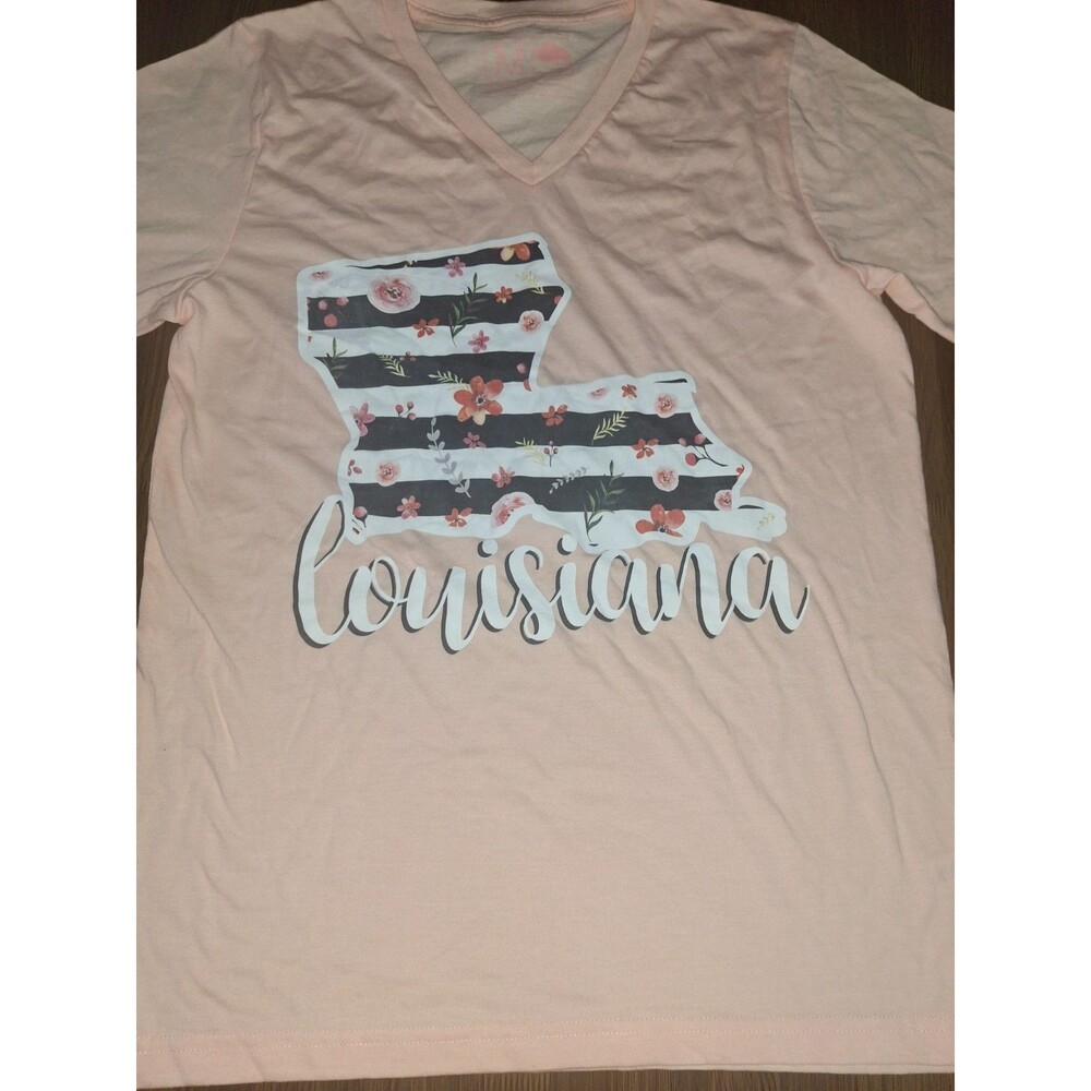 Calamity Jane’s Apparel Pink V-Neck Louisiana Graphic Tee – Soft & Stylish South